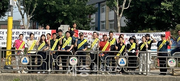 19일 천안서북경찰서(서장 임태오)에서는 교통량이 많은 출근 시간대 성환초등학교 앞에서 교통사고 예방을 위한 교통법규 준수 캠페인을 전개하고 이날 천안시 서북구 지역 내 전체 교통사망사고는 1월 1일부터 현재까지 2023년 3건, 2024년 11건으로 3배에 육박하고 있으며 본격적인 휴가철을 맞아 교통사고가 더욱 발생할 것으로 예상되어 천안서북경찰서장을 비롯한 전 기능 및 유관단체 등이 협력하여 교통사망사고를 예방하고자 총력대응에 나섰다.