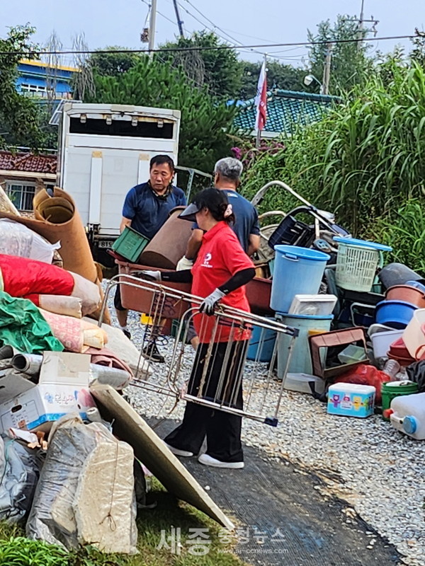 금산군치매안심센터 치매환자 맞춤형 사례관리 대상자 수해복구 모습