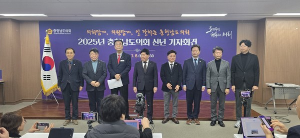 왼쪽부터 안종혁 기획경제위원회 위원장, 고광철 건설소방위원회 위원장, 오인환 더불어민주당 원내대표, 방한일 국민의힘 원내대표, 홍성현 의장, 김민수 보건복지환경위원회 위원장, 신영호 농수산해양위원회 부위원장, 이상근 교육위원회 위원장, 이용국 교육위원회 부위원장